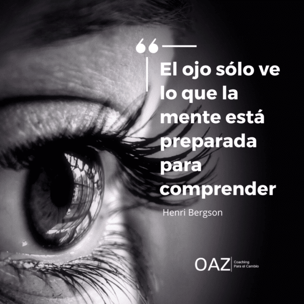 El ojo sólo ve lo que la mente está preparada para comprender
¿Cómo acelerar el proceso de desarrollo, las etapas que transitamos mientras avanzamos del no saber al saber o expertise? La escalera del aprendizaje nos invita a embarcarnos en un viaje que comienza en el despertar de la mente y la toma de consciencia de la complejidad del tema y de nuestra Incompetencia Inconsciente. No será hasta la fase de Aplicación, cuando haciendo un uso conscientes de lo que sabemos podremos generar impacto, para en la fase final de Encarnación, transformar el conocimiento en sabiduría, y por tanto, parte de nosotros mismos. Para acelerar el proceso de aprendizaje y evitar el estancamiento, la humildad, la curiosidad y el cuestionamiento constante son las mejores compañeras de viaje, las mejores estrategias.