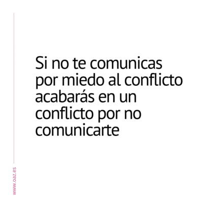 Facilitador de equipos trabajando la gestión de conflictos y confianza en el liderazgo.