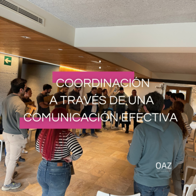 Equipo de profesionales participando en una dinámica de comunicación efectiva facilitada por Olaia Agirre en IrriSarri Business Land