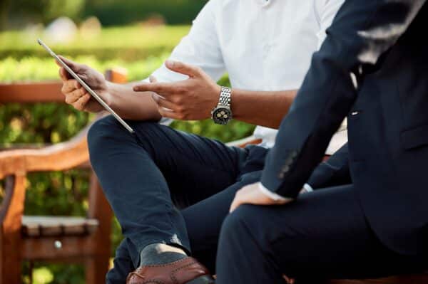 Conversación de feedback entre líder y colaborador enfocada en el crecimiento futuro (feedforward) y el desarrollo de equipos en un entorno de confianza.